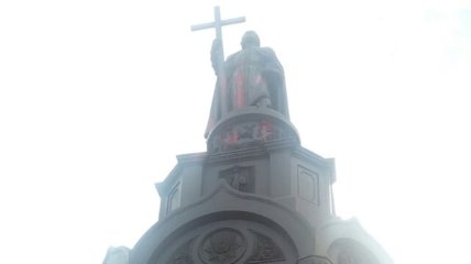 В Киеве вандалы облили краской памятник Владимиру Великому