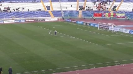 Российский вратарь оконфузился, пропустив гол после удара с чужой половины поля (видео)