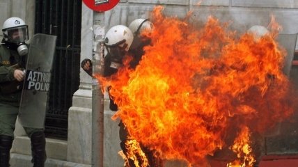 В Афинах подожгли офисы правящей коалиции 
