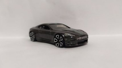 Aston Martin представил новую модель автомобиля