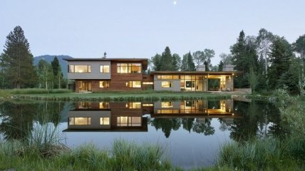 Шикарный дом в лесу у озера в США (Фото)