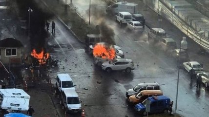 В Турции взорвалась бомба в авто, ранены трое людей