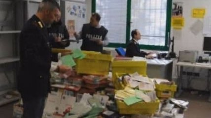 У почтальона из Италии нашли полтонны не доставленных писем