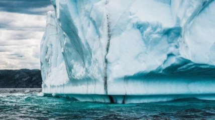 Гренландія тане: найбільший льодовик розколовся на частини