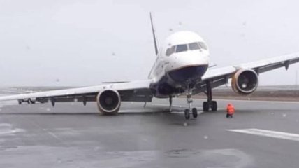 Жесткая посадка: В аэропорту Рейкьявика самолет приземлился на двигатель (Фото)