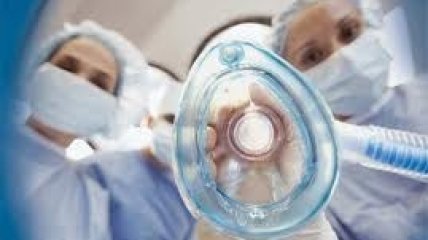 Девочка впала в кому после того, как отец забыл ее в машине