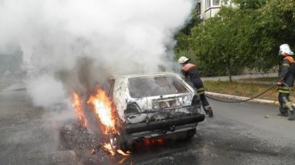 Среди многоэтажек в Ужгороде сгорел автомобиль