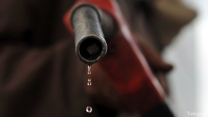 Цена нефти на мировых торгах снизилась