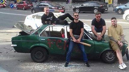 В центре Киева парни с битами разбили неправильно припаркованное авто