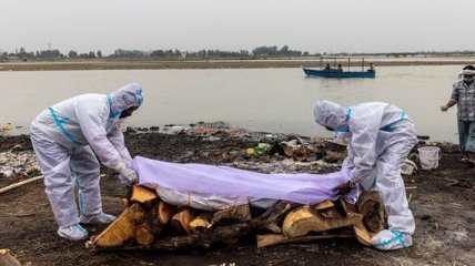 На берегу Ганга в Индии обнаружили десятки человеческих тел: что произошло и при чем здесь коронавирус
