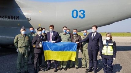 Борьба с COVID-19: Украинский самолет с гуманитарной помощью прибыл в Италию
