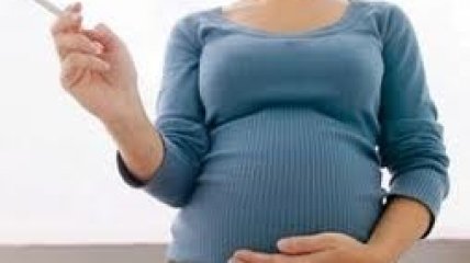 Молодая мать агитирует курить во время беременности