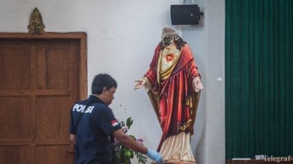 В Индонезии полиция застрелила мужчину с мечом, напавшего на прихожан церкви