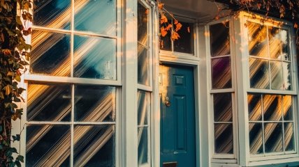 Имеются действенные методы устранения следов скотча из окна (изображение создано с помощью ИИ)