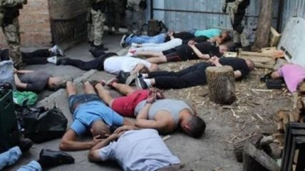 Полиция задержала 27 участников криминальной "сходки" с оружием (Видео)