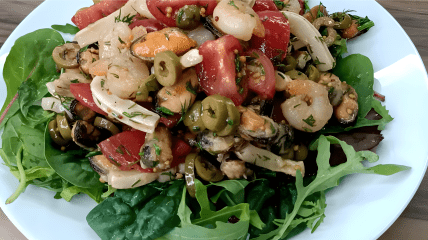 Изысканный салат с морепродуктами на Новый год: простой и быстрый рецепт (видео)