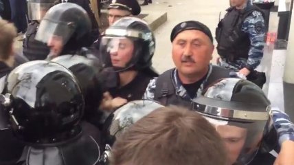 Опубликовано видео с экс-беркутовцем, разгоняющим митинг в Москве