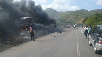 В Венесуэле после ДТП с грузовиком полностью выгорел автобус с пассажирами