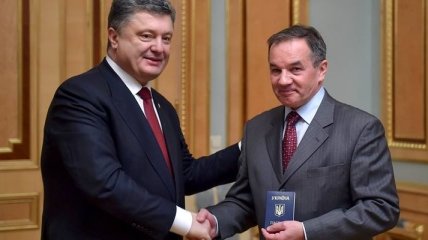 Президент вручил украинский паспорт меценату Мишелю Терещенко