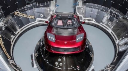 Илон Маск показал экземпляр Tesla Roadster, который отправится в космос 