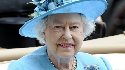 Королева Елизавета II посетила новорожденную принцессу Шарлотту