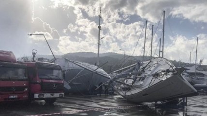 На юго-западе Турции пронеслись два водяных смерча: фото