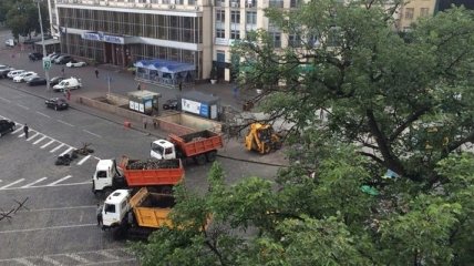 На Майдане старые баррикады меняют на новые перекрытия 