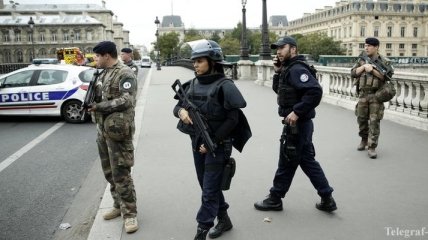 Резня на полицейском участке: во Франции требуют отставки главы МВД 
