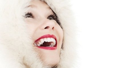 Скажи "ні" сухості та тріщинам: поради по догляду за губами взимку