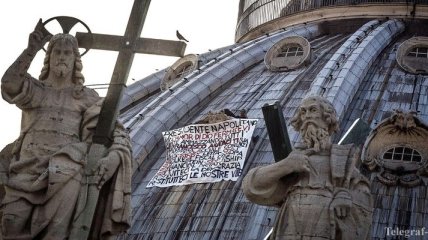Итальянец в знак протеста снова забрался на купол собора Святого Петра 