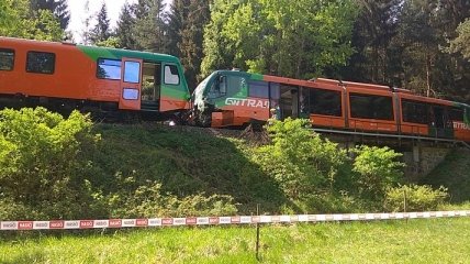 Два поезда с людьми лоб в лоб столкнулись в Чехии