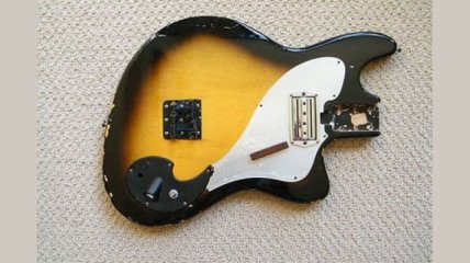 На eBay выставили разбитую гитару Курта Кобейна