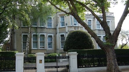 Посольство РФ в Лондоне требует предоставить доступ к дочери Скрипаля