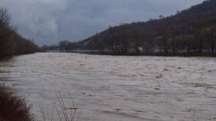 Наводнение на Закарпатье: школьника смыло в реку и унесло течением