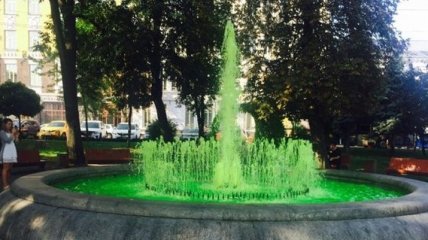 В Киеве на Подоле фонтан стал необычного цвета