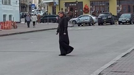 Пятница пошла не по плану: в Киеве пьяный дебошир в рясе священника бросался на людей и попал на видео