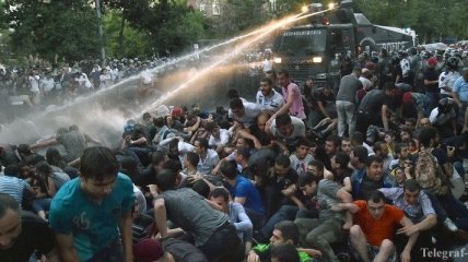 В Ереване полиция начала разгон протестующих 