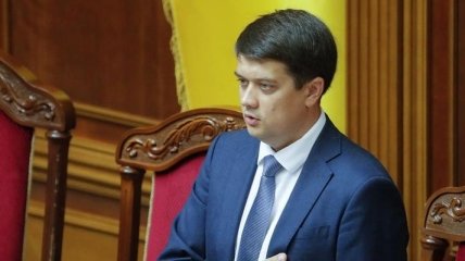 Разумков вважає, що депутати повинні виступати в Раді українською