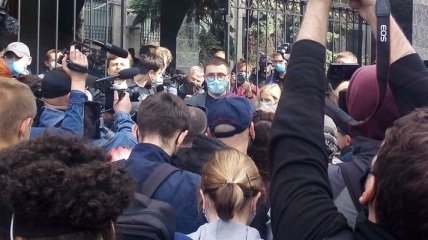 Під стінами СБУ триває акція на підтримку активіста Стерненка