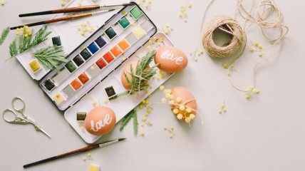 Чим фарбувати яйця на Великдень: перевірені натуральні барвники