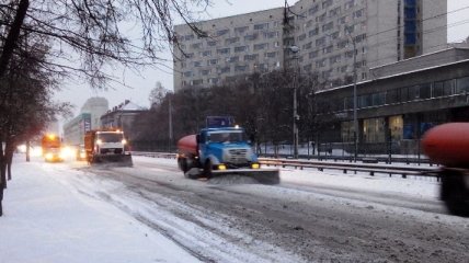 На улицы Киева вывели 450 единиц снегоуборочной техники