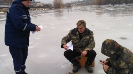 В Донецкой области под лед провалились двое рыбаков, один погиб