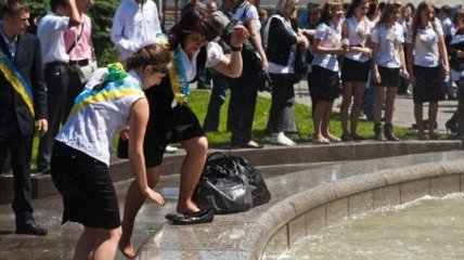 Киевские школьники празднуют День знаний на Крещатике
