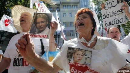 Возле суда собрались сторонники и противники Тимошенко