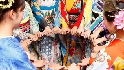 Аисты, подсолнух, статуя князя Владимира: В Японии в честь Олимпиады создали уникальное украинское кимоно (фото)