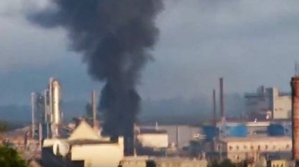 В Докучаевске в результате обстрела горит комбинат (Видео)