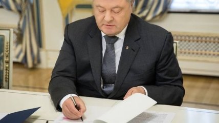 Порошенко подписал закон о продлении особого статуса в ОРДЛО