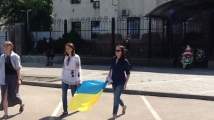 Под посольство России в Киеве принесли венки