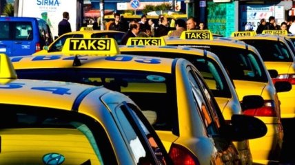 В Турции таксист вернул туристам забытые в машине 30 тысяч евро