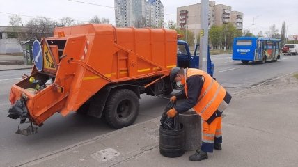 Техніка для вивозу сміття з зупинок транспорту
